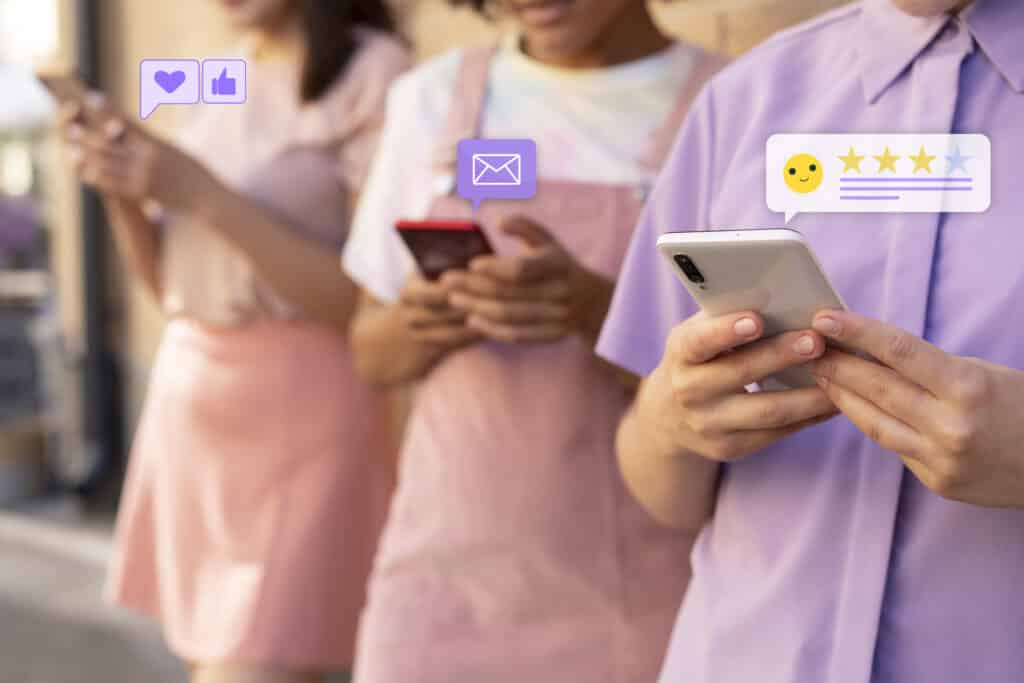  experiência do cliente- Pessoas usando smartphones com ícones de mensagens, curtidas e avaliação, representando relacionamento e interação com clientes.