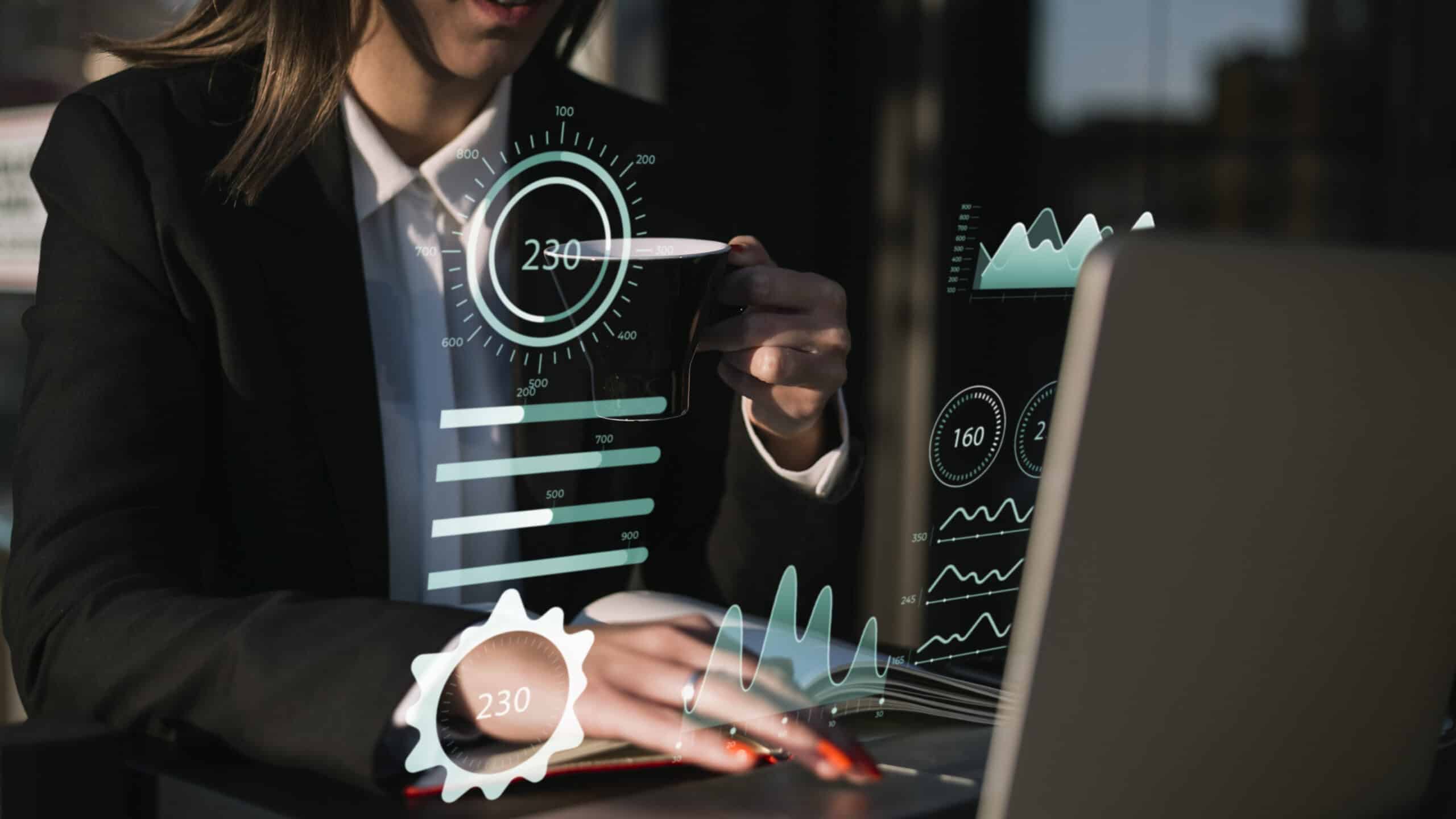 experiência do cliente- Profissional analisando dados em notebook com gráficos digitais sobrepostos, representando gestão de informações e tomada de decisão.