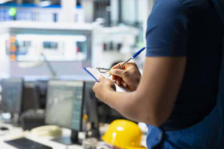 planejamento e controle da produção PCP pessoa escrevendo na prancheta